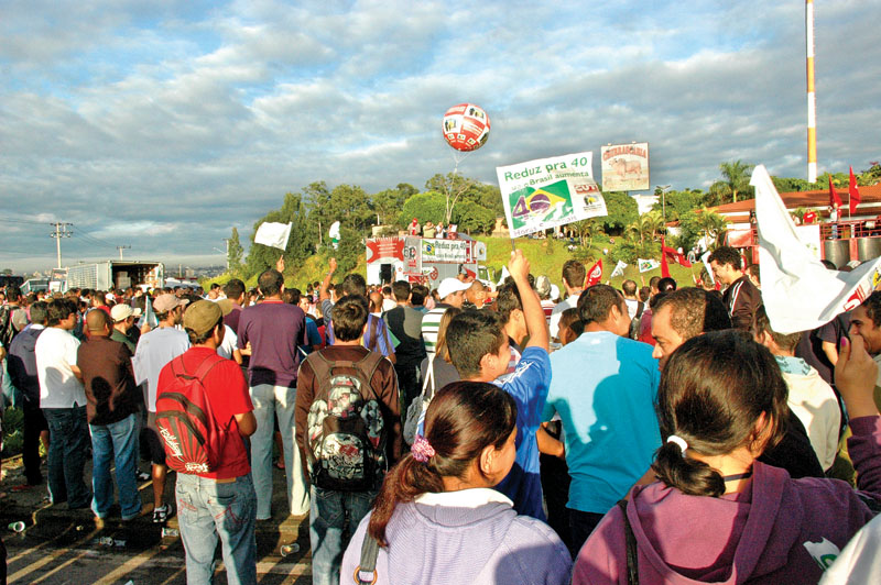 Pelo menos 4 mil operários de dezenas de fábricas participaram da manifestação na manhã do último dia 23 ,