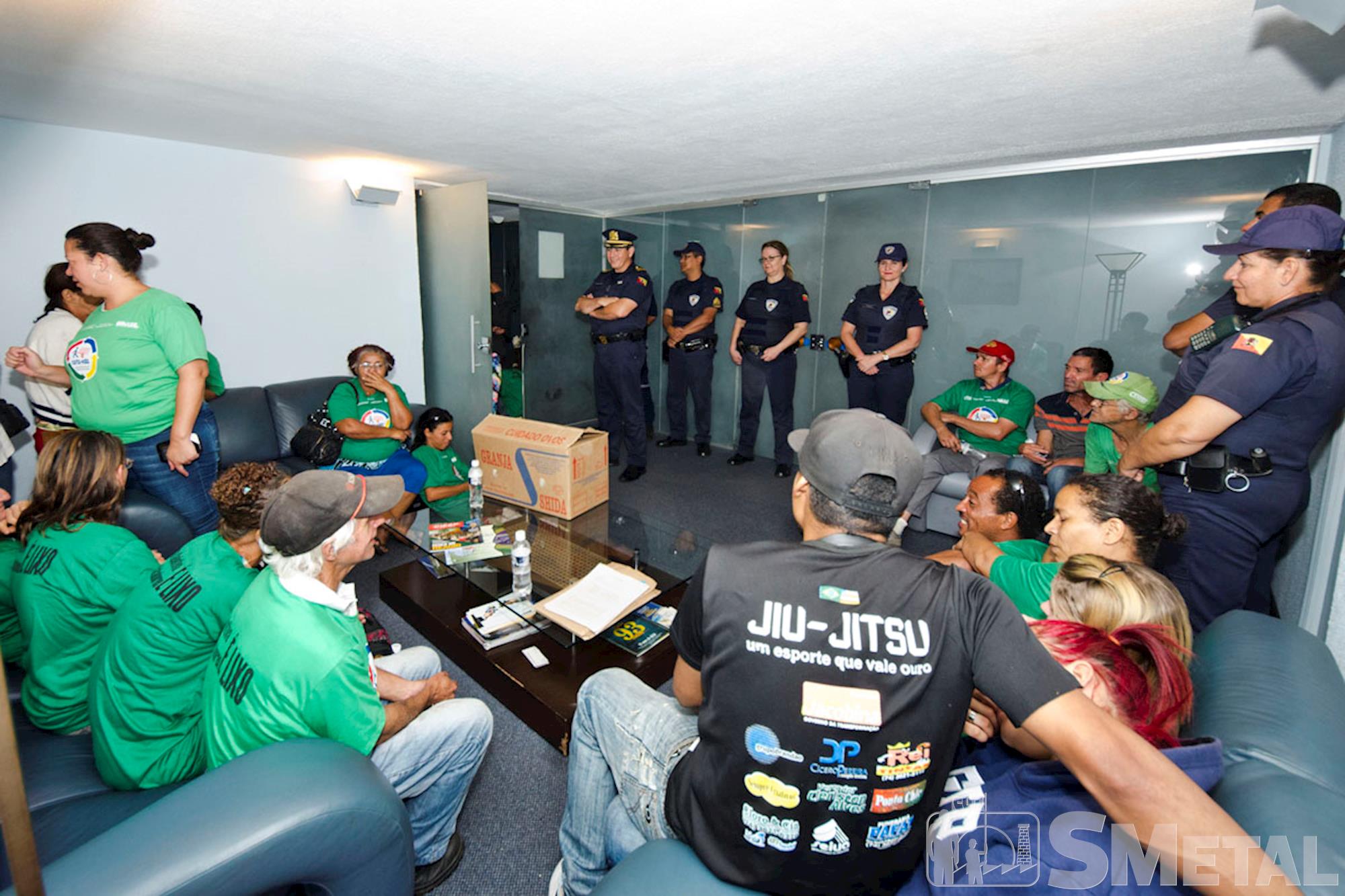 Prefeitura ameaça Coreso e catadores ocupam antessala do prefeito