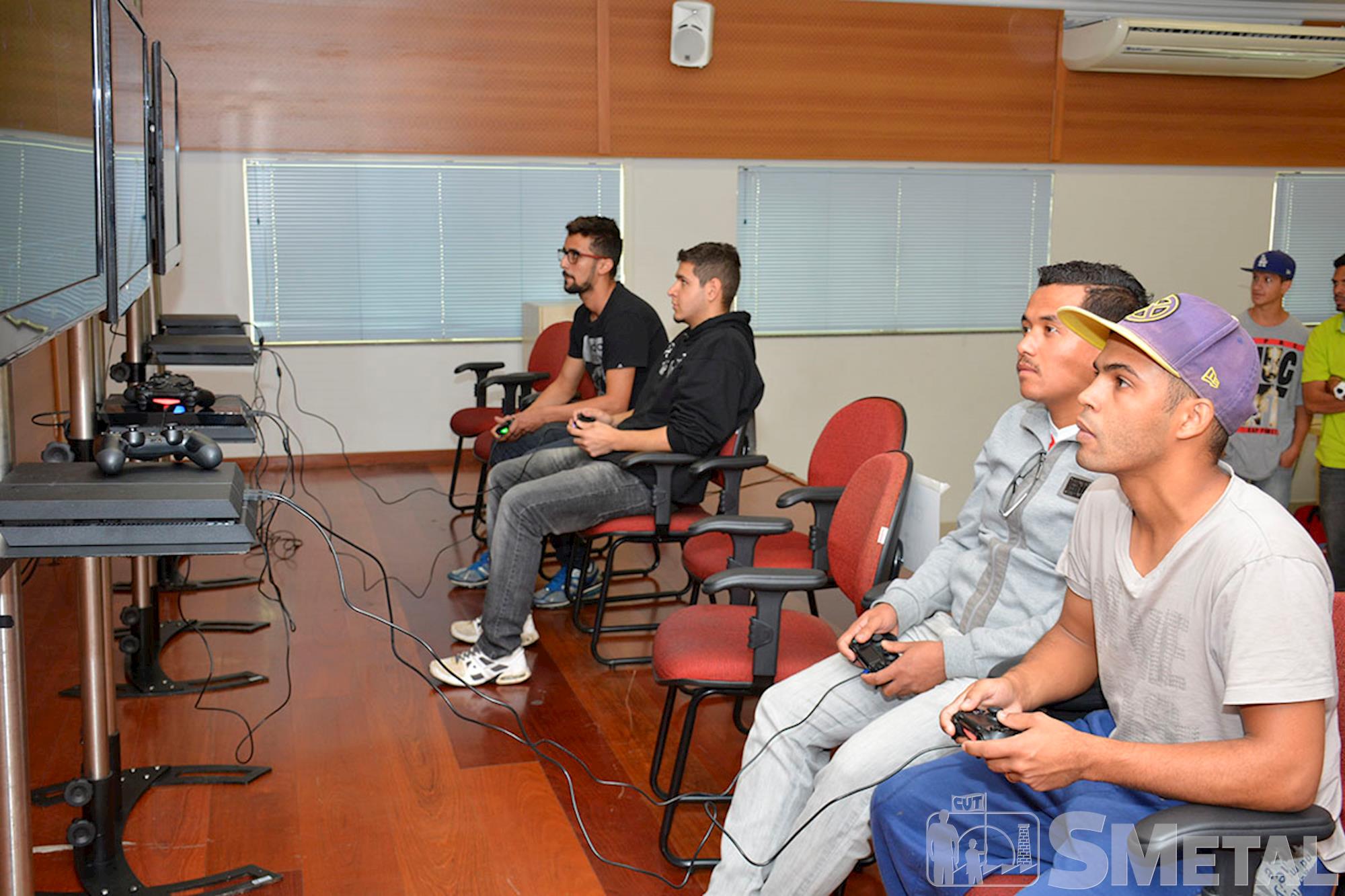 Estudante Jean Ferreira é bicampeão do Torneio de Futgame do SMetal