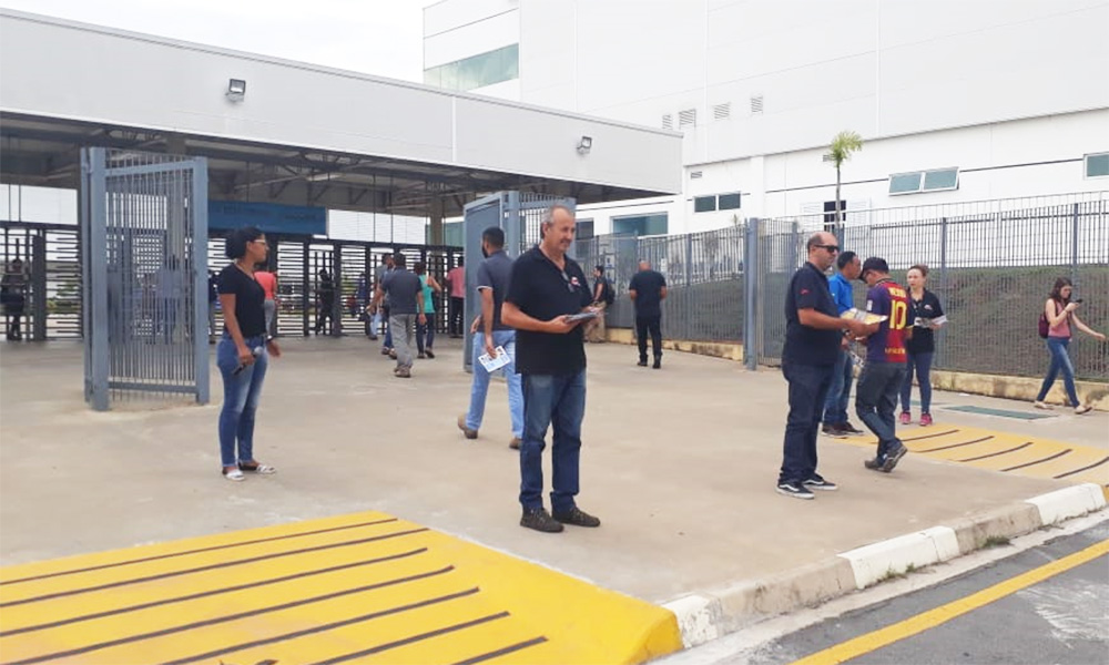 Dirigentes do SMetal entregam material sobre CIPA na Flex