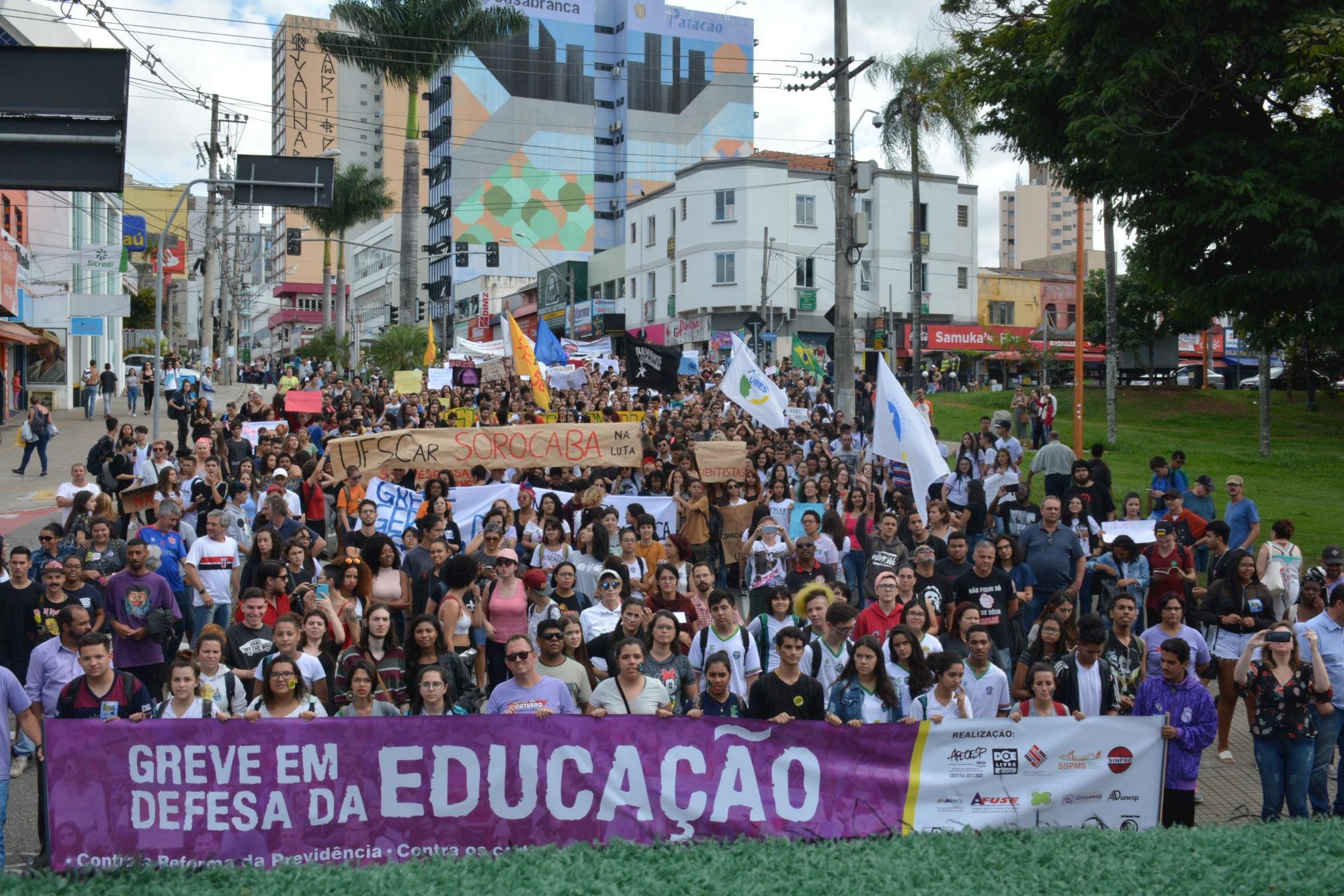 Povo nas ruas dá aula contra as ações do governo