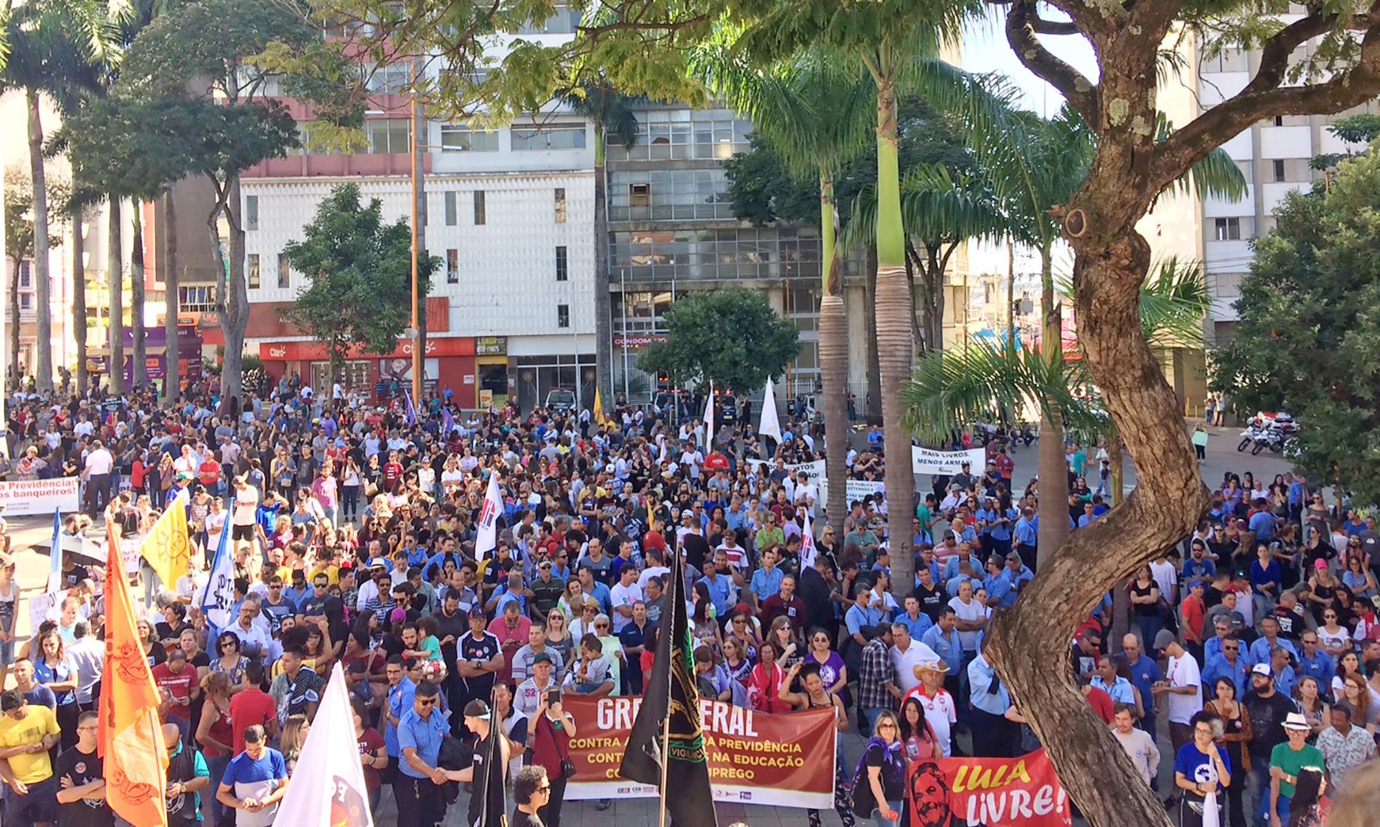 Greve Geral: ruas ocupadas por emprego, pela aposentadoria e por educação