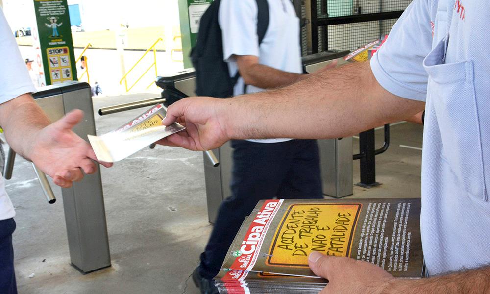 Dirigentes do SMetal entregam material sobre CIPA na Toyota