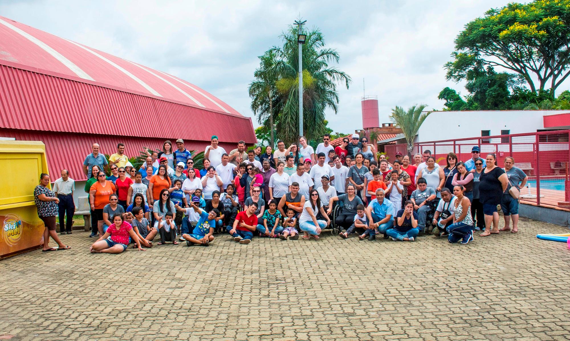 Alunos de escola especial de Pilar passam o dia no Clube do SMetal