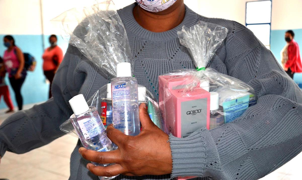 CUFA e Banco de Alimentos realizam doação de kit de beleza e higiene