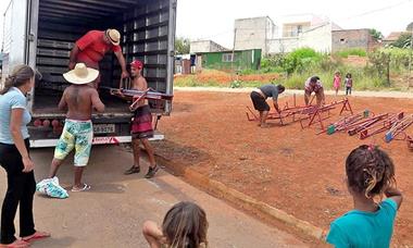 Favela Santa Rosa: SMetal doa brinquedos para instalação de playground