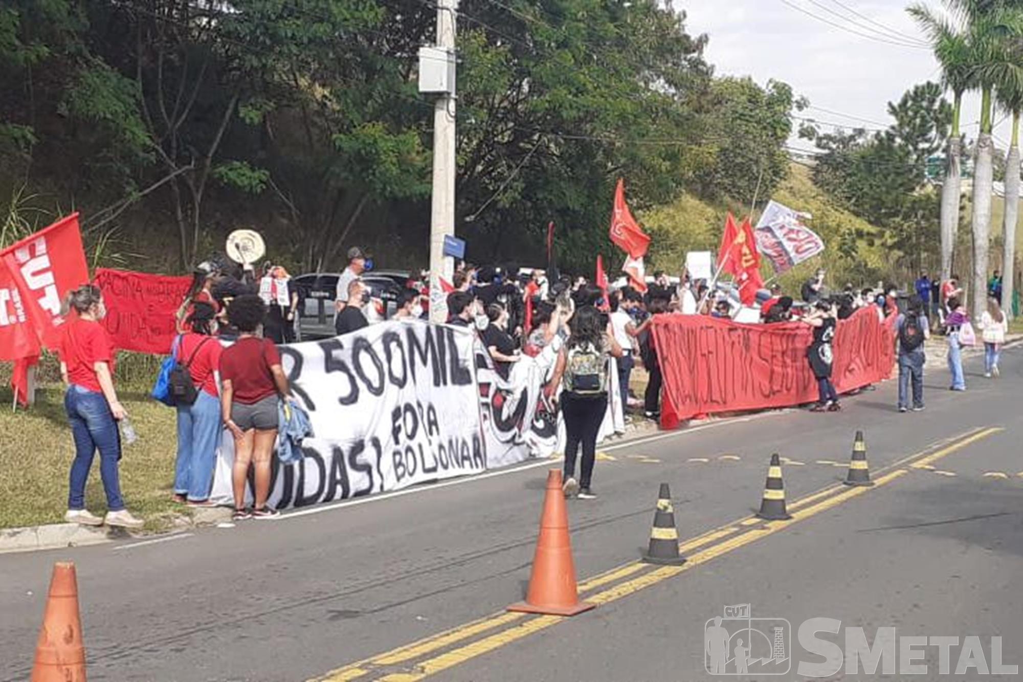 Pão com Mortadela , Sorocaba: sem máscara, Bolsonaro foi recebido com protestos: veja as fotos