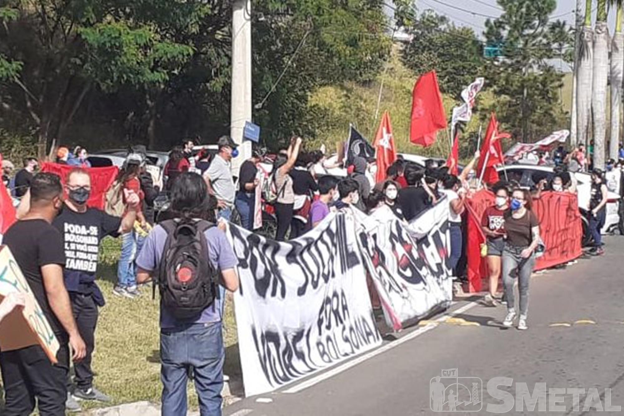 Pão com Mortadela , Sorocaba: sem máscara, Bolsonaro foi recebido com protestos: veja as fotos