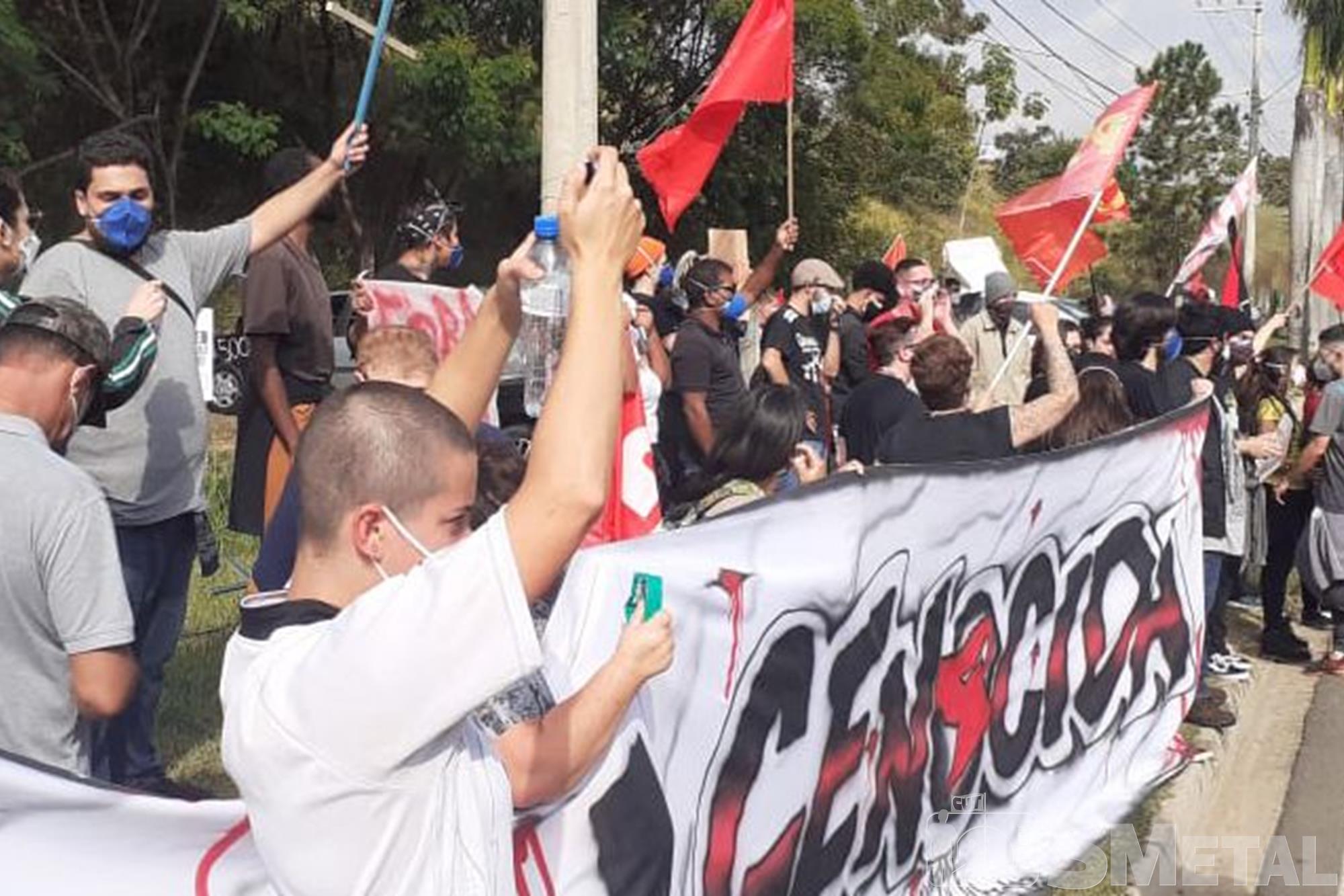 Pão com Mortadela , Sorocaba: sem máscara, Bolsonaro foi recebido com protestos: veja as fotos