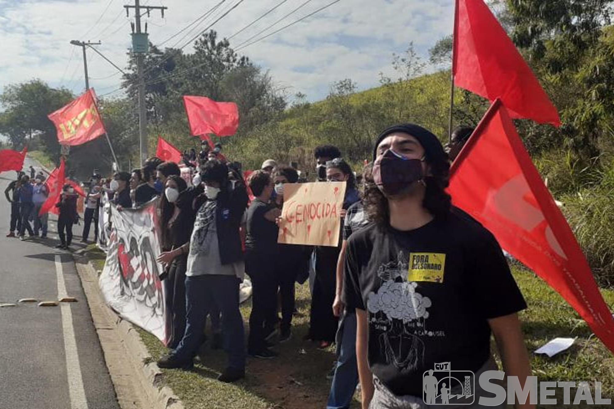 Pão com Mortadela , Sorocaba: sem máscara, Bolsonaro foi recebido com protestos: veja as fotos