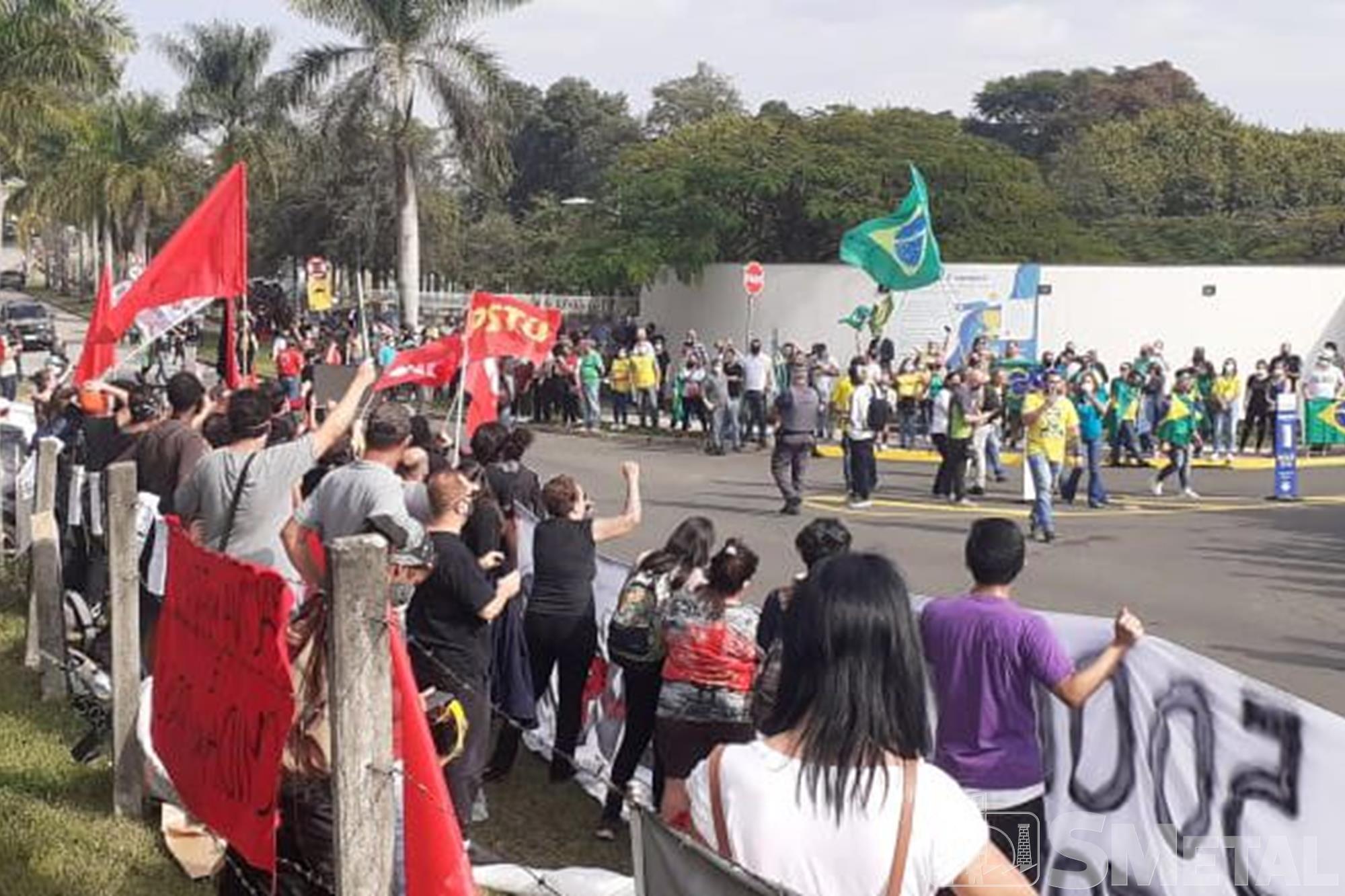 Pão com Mortadela , Sorocaba: sem máscara, Bolsonaro foi recebido com protestos: veja as fotos