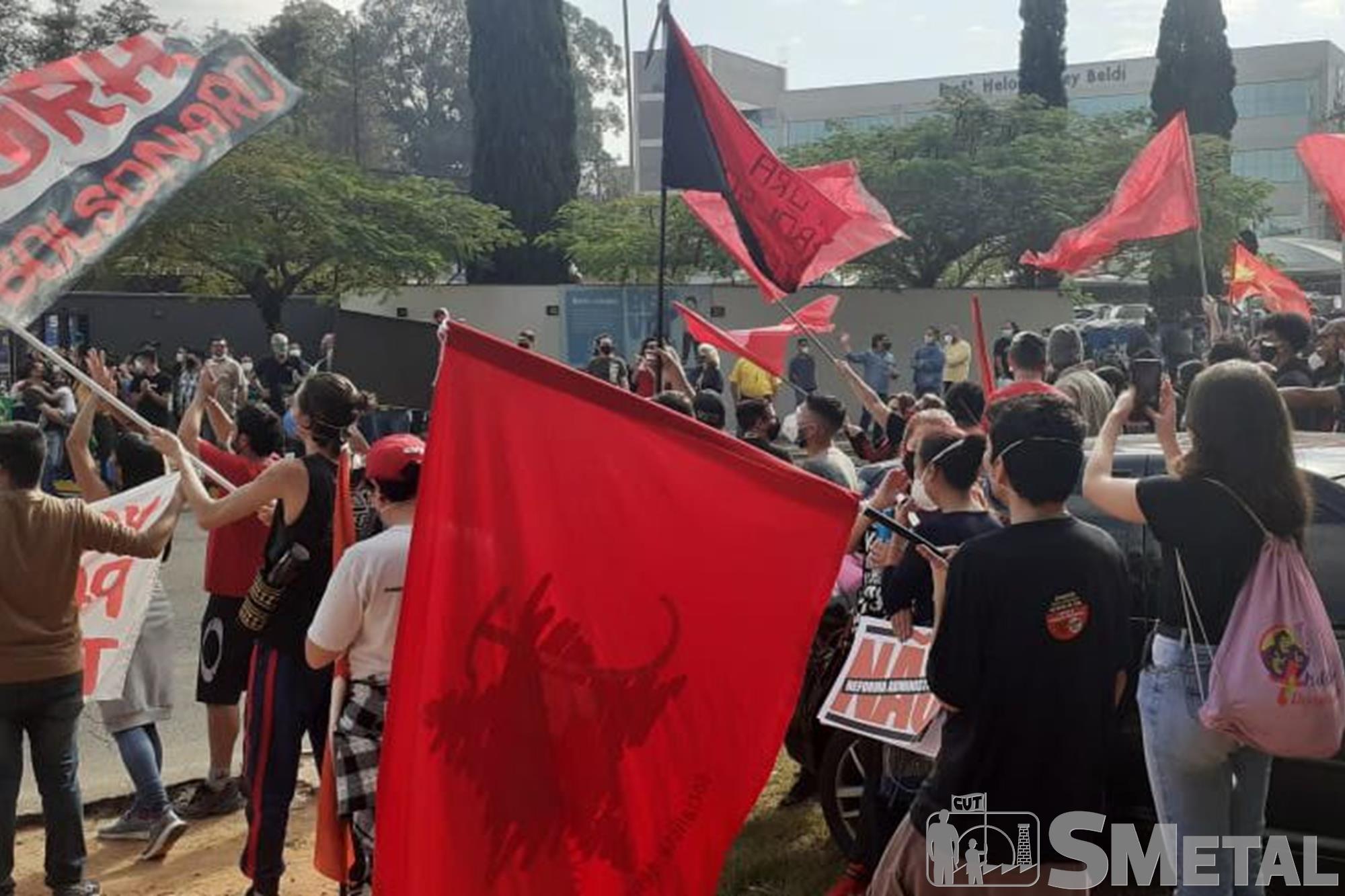 Pão com Mortadela , Sorocaba: sem máscara, Bolsonaro foi recebido com protestos: veja as fotos