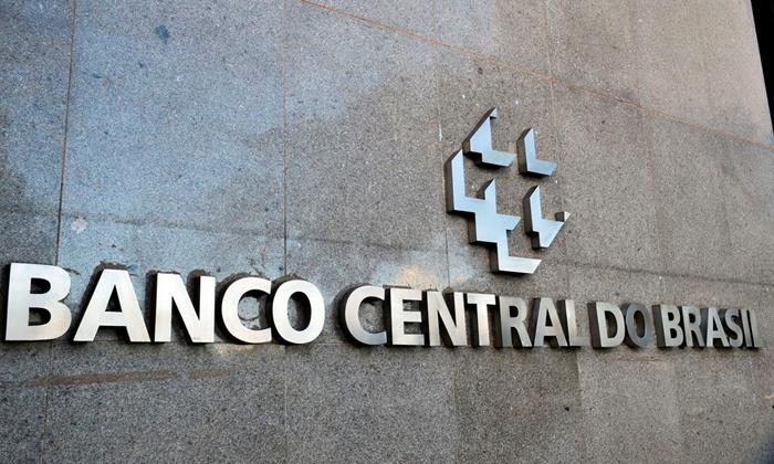 Banco Central é criticado por manter taxa de juros Selic em 13,75% 