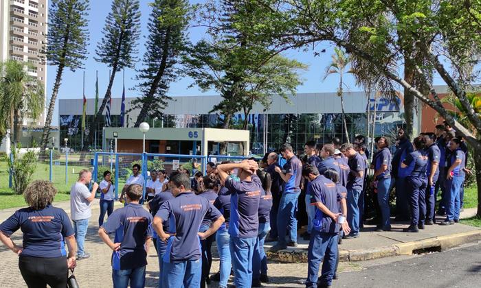 Trabalhadores da DPR fazem protesto por melhoria no vale-refeição 
